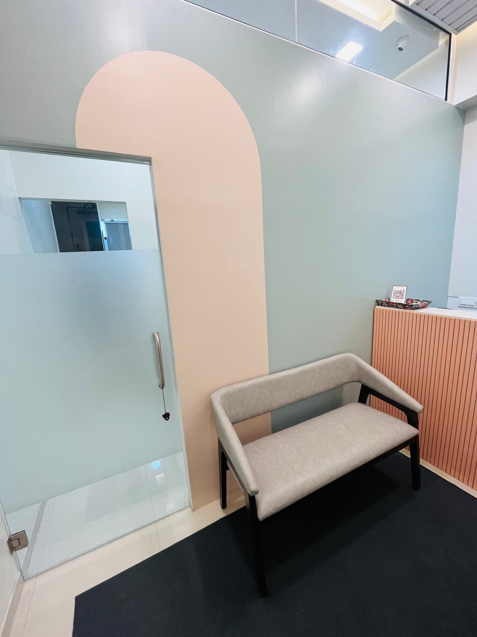 Comfortable patient waiting area at The Dental Ethics dental clinic, Pune